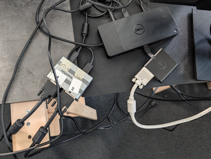 In all dem Wirrwarr stecken drei Displays am Macbook Neo (Bild: Oliver Nickel/Golem.de)